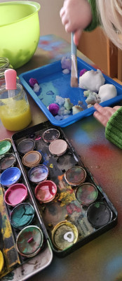 Experimentieren mit Schnee und Wasserfarben